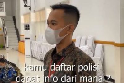 Mengharukan, Pemuda Tukang Parkir Ini Lulus Jadi Polisi, Orang Tuanya Hampir Pingsan
