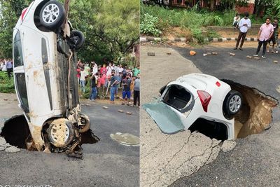 Viral! Mobil Masuk ke dalam Jalan Berlubang, Seperti Ditelan Bumi