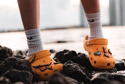 Crocs Melaporkan Pendapatan Tertinggi di Perempat Kedua Tahun Ini