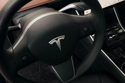 Tesla Kembali Buka Opsi Pembayaran Memakai Bitcoin, Tetapi Kini Ada Syaratnya!