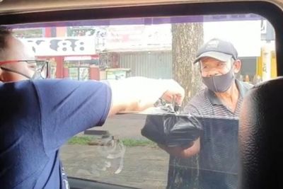 Salut! Kelompok Pemuda di Tangerang Bagikan 100 Porsi Makanan Gratis