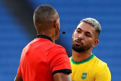 Olimpiade Tokyo: Keputusan Wasit Beri Kartu Merah ke Gelandang Brazil Ini Tuai Kecaman