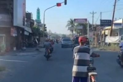 Viral Kakek Naik Sepeda Tunggu Lampu Merah Sampai Hijau, Para Pemotor Malah Terobos