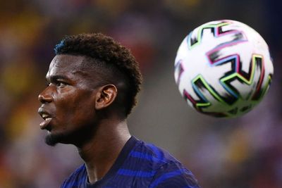 Fans PSG Gantung Spanduk Anti-Paul Pogba, Tak Terima Sang Gelandang Pindah ke Paris