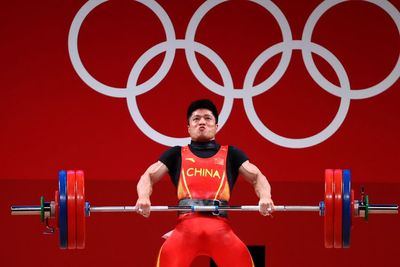 Lifter China yang Raih Medali Emas di Olimpiade Tokyo Angkat Besi dengan Satu Kaki!