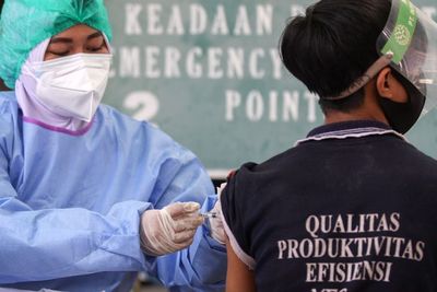 Distribusi Vaksin COVID-19 Tak Merata ke Daerah karena Stok Menipis
