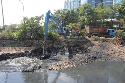 FOTO: Pembersihan Lumpur Kali Jakarta