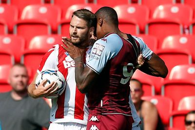 Cekik dan Tanduk Lawan di Laga Pramusim, Striker Aston Villa Ini Diusir Keluar Lapangan