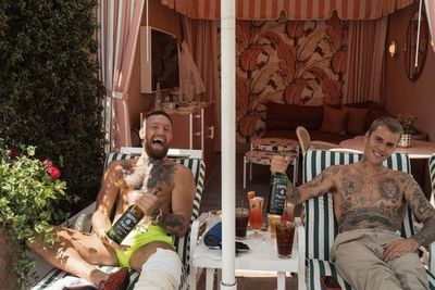 Momen Santai Conor McGregor Minum Wiski Bareng Justin Bieber di Beverly Hills