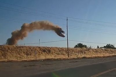 Ngeri! Mobil Ini Alami Kecelakaan, Terbang dari Jalan Tol Layaknya Film Hollywood