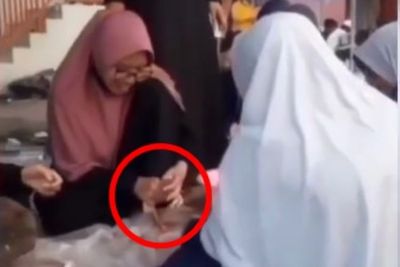Terciduk! Ukhti Ini Genggam Alat Kelamin Hewan Kurban, Tangannya Naik Turun Jadi Sorotan
