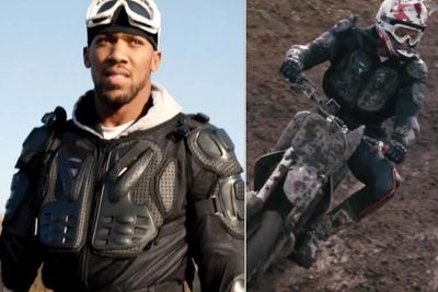 Sebelum Naik Ring Tinju, Anthony Joshua Jajal Medan Berlumpur Pakai Motor Trail