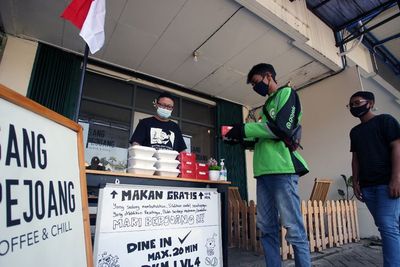 FOTO: Kedai Kopi Sediakan Makanan Gratis Selama PPKM di Tangerang
