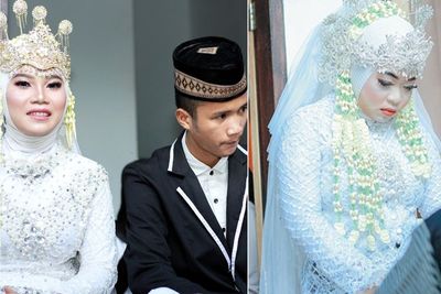 Fakta 2 Wanita yang Dinikahi Pria Lombok, Yang Satu Senyum, Yang Satu Cemberut Tak Senang