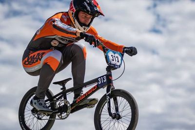 Detik-detik Pembalap BMX Olimpiade Tabrak Wasit Saat Latihan, Berujung Cedera Lutut