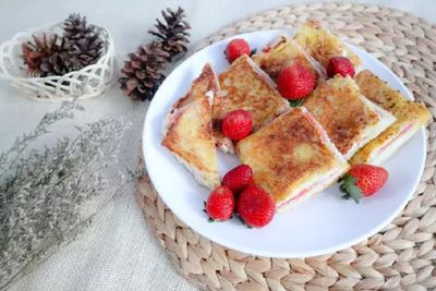 Enaknya Roti Panggang Vla Stroberi Yang Bisa Kita Bikin Sendiri