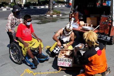 FOTO: Aksi Berbagi Makanan di Solo