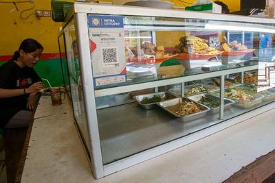 TNI-Polri Awasi Aturan Makan 20 Menit, DPR Ingatkan agar Tidak Sampai Terjadi Gesekan