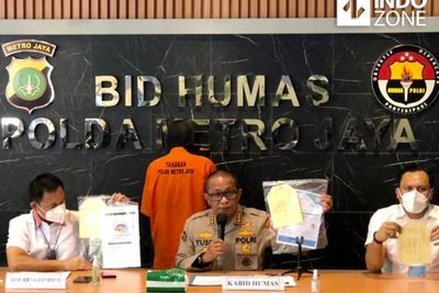Tawarkan Paket Tiket Pesawat dan Surat PCR Palsu, Calo Ini Ditangkap Polisi