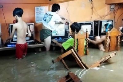 Gamer Garis Geras, Kelompok Bocah Ini Tak Berhenti Main Meski Warnetnya Kebanjiran