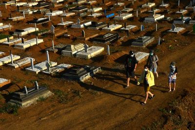 FOTO: Pemakaman Khusus COVID-19 Macanda Melebihi Kapasitas