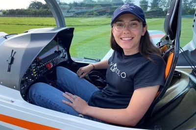 Gadis Ini Ingin Terbangkan Pesawat Microlight Keliling Dunia, Pecahkan Rekor Penerbangan