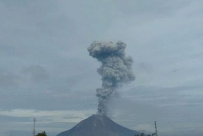 Gunung Sinabung Kembali Erupsi, Luncurkan Abu Vulkanik Setinggi 4.500 Meter