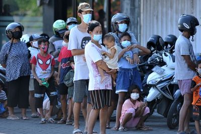 FOTO: Aksi Berbagi Nasi Bungkus di Kuta
