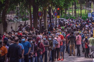 Viral Antrian Vaksin Sepanjang 2 Km di Luar KLCC, Khawatir Meningkatkan Infeksi Covid-19