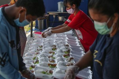 FOTO: Aksi Berbagi Makanan Untuk Warga Isoman