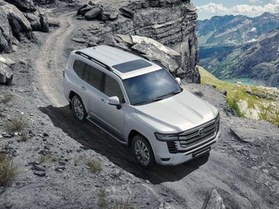 Harga Toyota All New Land Cruiser Tembus 2.6 Miliar, Cek Spesifikasi dan Fiturnya di Sini!
