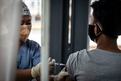 Viral Influencer Dapat Vaksin Covid-19 Booster Ketiga, Lokasinya Jadi Sorotan