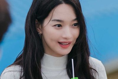Cantiknya Shin Min-a Pada Drama Korea Hometown Cha-Cha-Cha