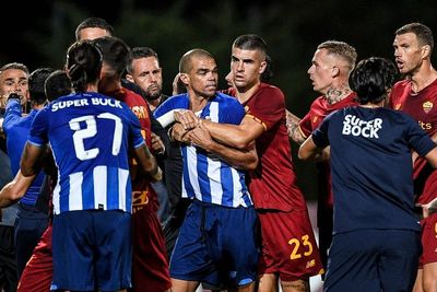 Rusuh! Laga Pramusim Porto vs Roma Diwarnai Aksi Gelut Pepe dan Henrikh Mkhitaryan