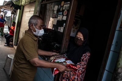 FOTO: Penyaluran Bansos Non Tunai DKI Jakarta