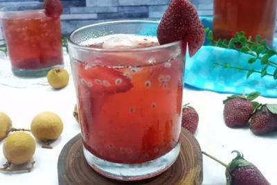 Enaknya Es Teh Soda Stroberi Yang Bisa Kamu Bikin di Rumah