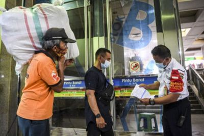 Pedagang Pasar Minta Anies Cabut Aturan Wajib Bawa Sertifikat Vaksin