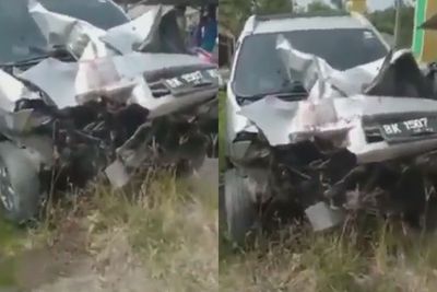 Mobil Avanza Ringsek setelah Tabrak Kereta Api di Perlintasan Tanpa Palang Pintu
