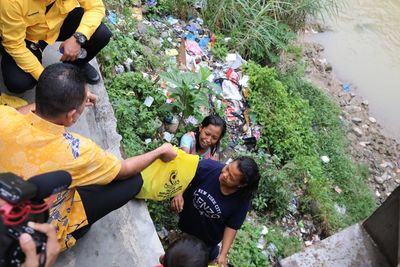 Berikan Bansos, Musa Rajekshah Dapati 3 Keluarga Asal Sigli Tinggal di Kolong Jembatan