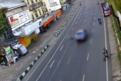 Detik-detik Mobil Rescue Plat Merah Tabrak Pesepeda, Begini Kondisi Korban