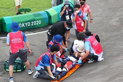 Juara Bertahan BMX Alami Kecelakaan Parah di Semifinal, Diangkat dengan Tandu