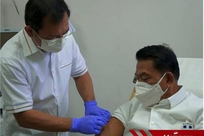 Menuai Komentar Netizen, Terawan Suntikan Vaksin Nusantara Kepada Moeldoko