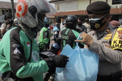 FOTO: Pembagian Paket Sembako Untuk Pengemudi Ojek Daring