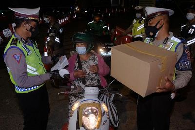 FOTO: Pembagian Sembako Saat Operasi Penyekatan PPKM di Bali