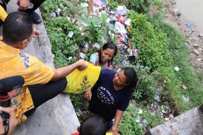 Blusukan ke Bantaran Sungai di Medan, Ijeck Bagikan Bansos untuk Warga