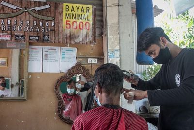 FOTO: Aksi Penggalangan Dana Dengan Potong Rambut