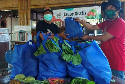 Salut! Petani Songan-Bangli Bagi-bagi Sayuran Gratis untuk Warga di Denpasar