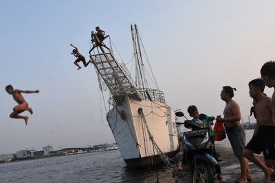 FOTO: Wisata Alternatif Pelabuhan Kali Adem