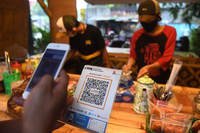 FOTO: Penggunaan QRIS di Merchant Indonesia