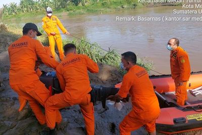 Seroang Remaja Hanyut Terbawa Arus Sungai, Basarnas Medan Lakukan Pencarian